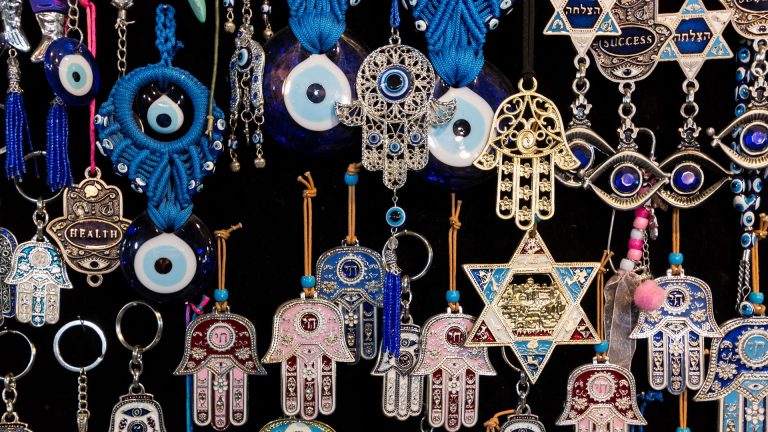 Amuletos mágicos: descubriendo la esencia de la suerte y el éxito